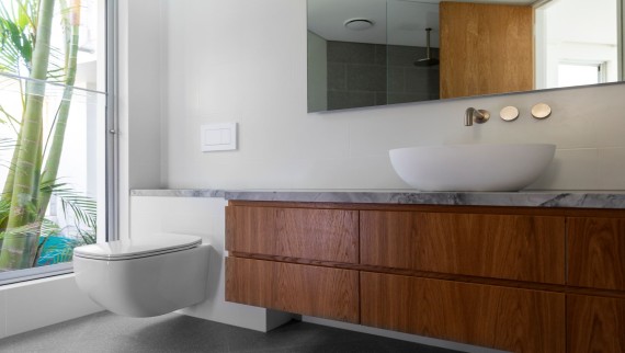 Tamarama Bathroom (© Michael Curwood)