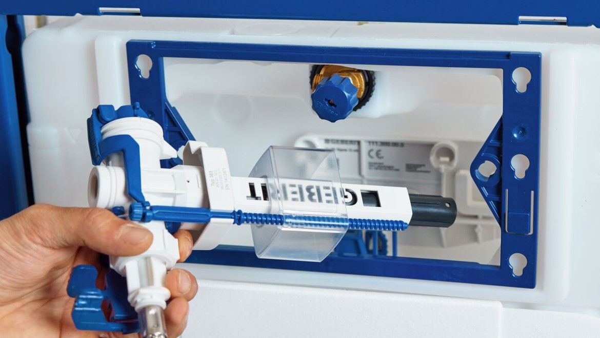 A plumber replacing the inlet valve of a Geberit cistern (© Geberit)